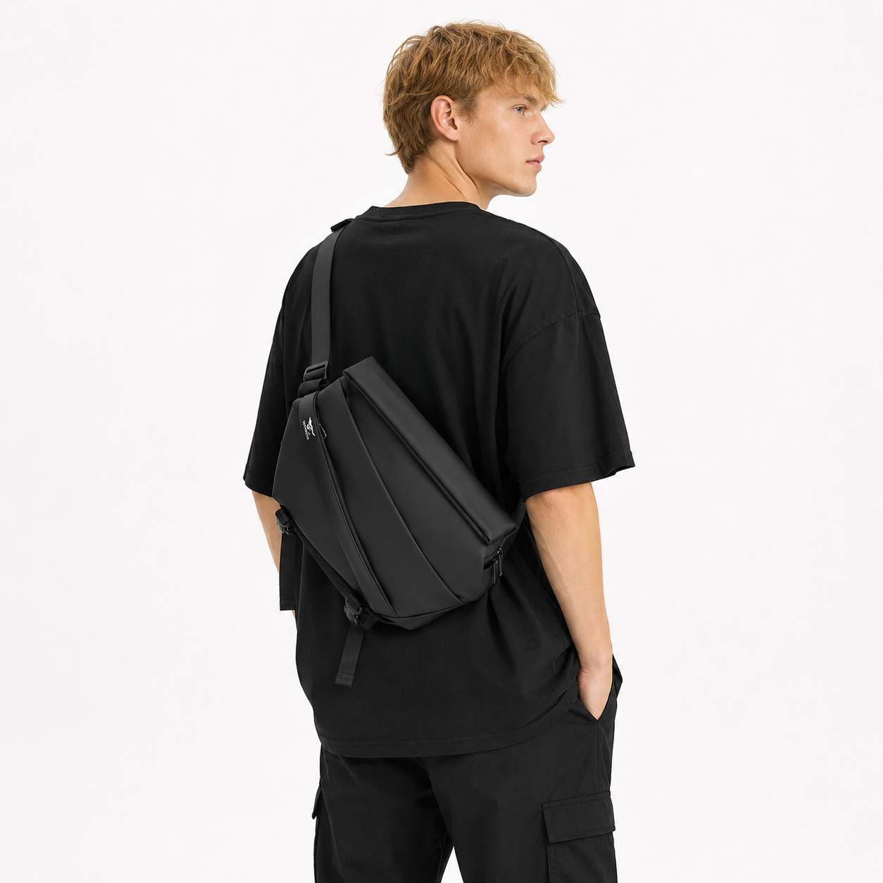 Messenger Bag til Herre – Slank Crossbody Veske i PVC-Skinn med Magnetlås