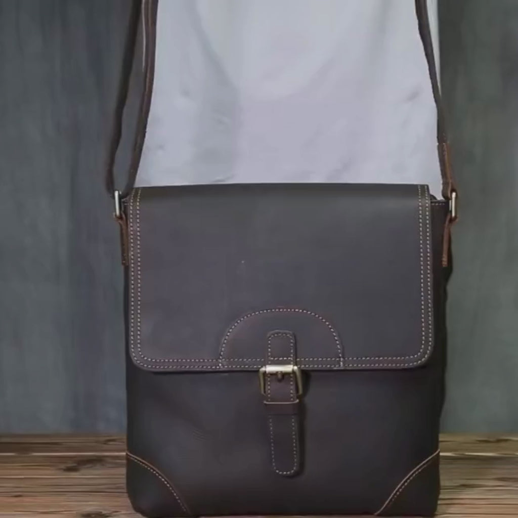 Retro Skulderveske i Ekte Skinn – Vertikal Messenger Bag med Plass til 11" Nettbrett