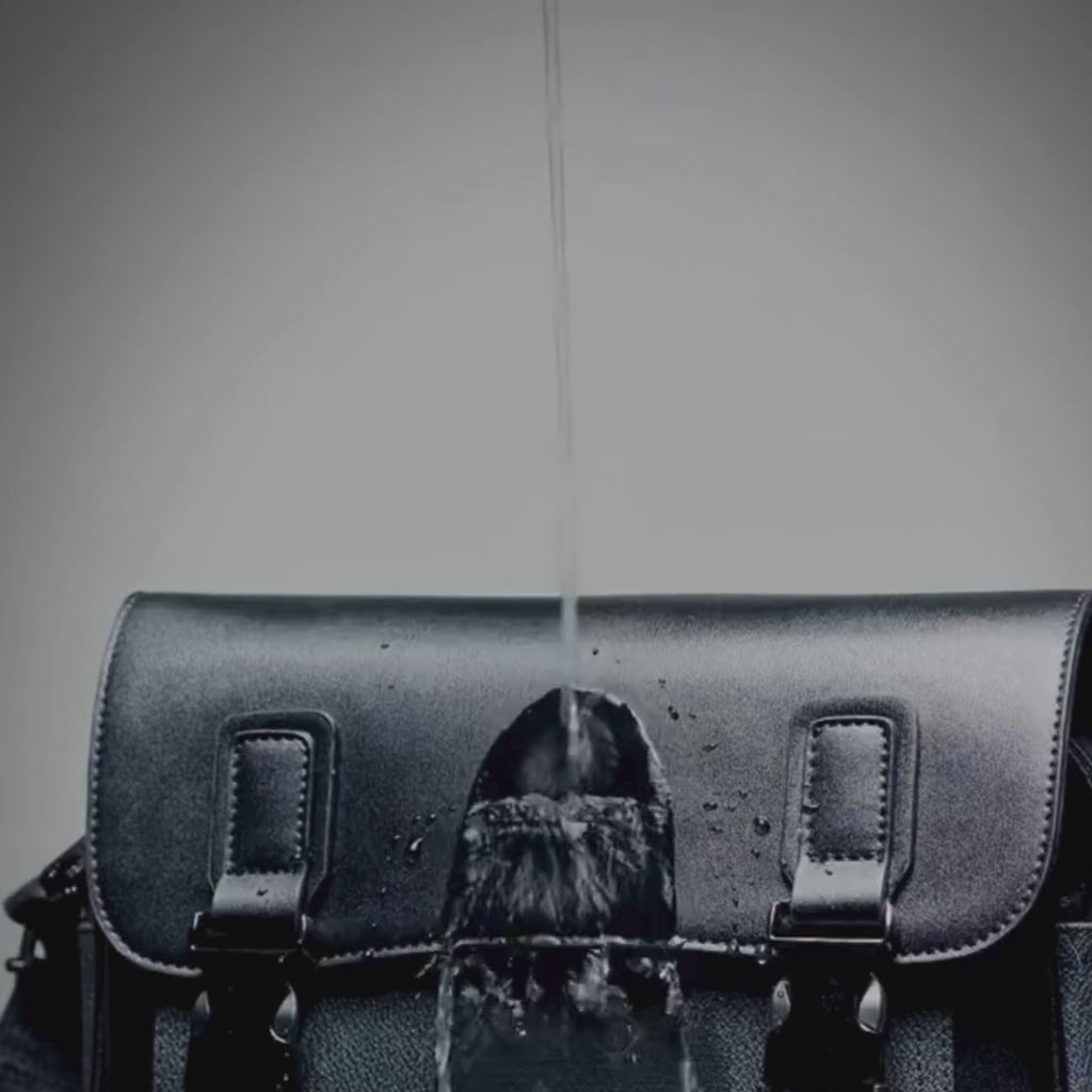 Monogram Skulderveske i Skinnlook – Slank Crossbody Veske for Business og Reise