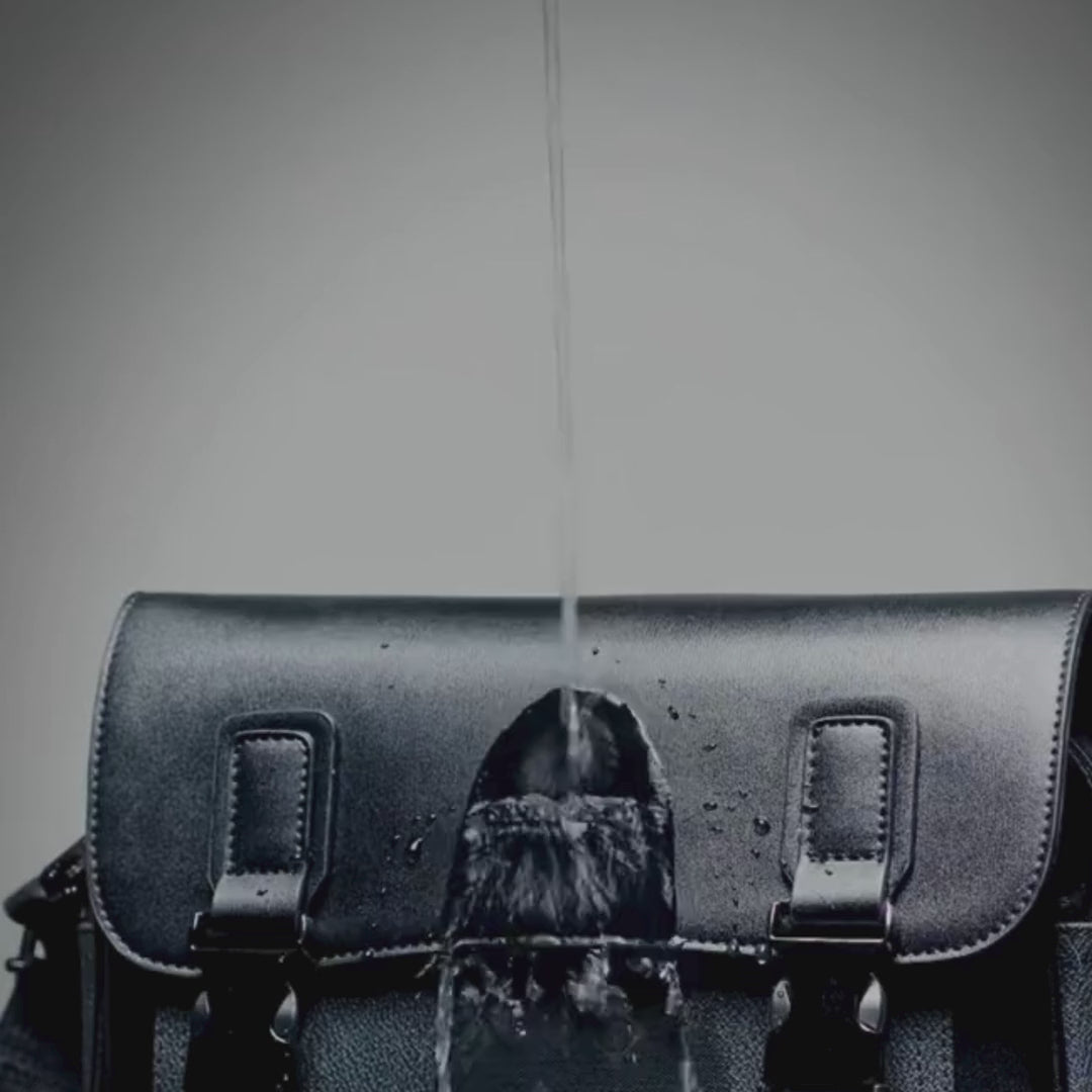 Monogram Skulderveske i Skinnlook – Slank Crossbody Veske for Business og Reise